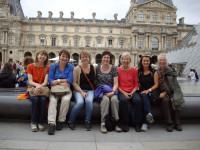 Gruppenbild vor Louvre.jpg